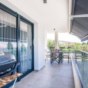 Punat - apartman u prizemlju s bazenom i okućnicom