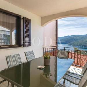 Rabac, kuća sa četiri stambene jedinice, te predivnim pogledom na more