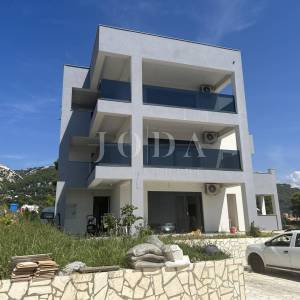 RAB,STAN NA PRVOM KATU NA ATRAKTIVNOJ LOKACIJI SAMO 150M OD MORA
