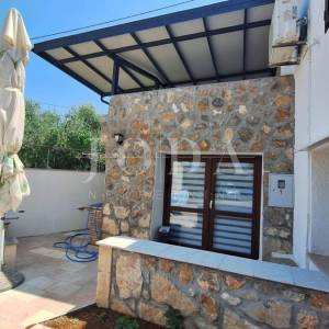 Renovirana kuća u nizu - okolica Malinske