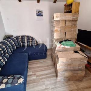 Renovirana kuća u nizu - okolica Malinske