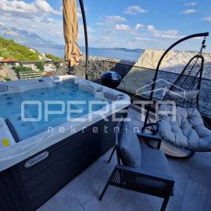 Renovirana mediteranska kuća s terasom i pogledom na more, Mimice