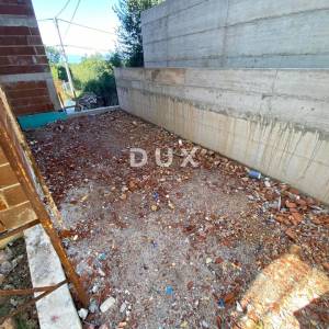 RIJEKA, DRENOVA - ekskluzivan stan u NOVOGRADNJI u prizemlju s okućnicom + 2 parkirna mjesta! PRILIKA!