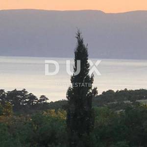 RIJEKA, HRELJIN - samostojeća kuća s pogledom na more i velikom okućnicom - prilika!