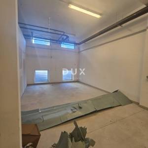 RIJEKA, MLAKA-  poslovni prostor 350m2, prizemlje za zakup/ najam- broj 1