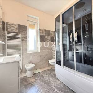 RIJEKA, POTOK - uređeni 3S+DB s garažom i 3 balkona, 2 kupaonice