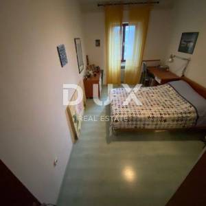 RIJEKA, TRSAT, CENTAR - stan 103 m2 u prizemlju + GARAŽA 25 m2 + okućnica u centru Trsata! PRILIKA!