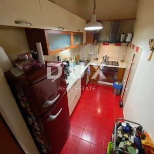 RIJEKA, TRSAT, CENTAR - stan 103 m2 u prizemlju + GARAŽA 25 m2 + okućnica u centru Trsata! PRILIKA!