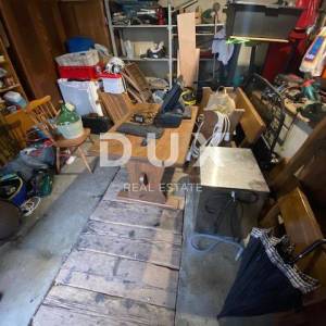 RIJEKA, TRSAT, CENTAR - stan 103 m2 u prizemlju + GARAŽA 25 m2 + okućnica u centru Trsata! PRILIKA!