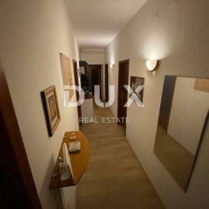 RIJEKA, TRSAT, CENTAR - stan 103 m2 u prizemlju + GARAŽA 25 m2 + okućnica u centru Trsata! PRILIKA!