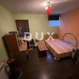RIJEKA, TRSAT, CENTAR - stan 103 m2 u prizemlju + GARAŽA 25 m2 + okućnica u centru Trsata! PRILIKA!