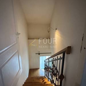 Rijeka, Trsat, dvoetažni stan, 5s+db, 120.80m2, balkon i terasa