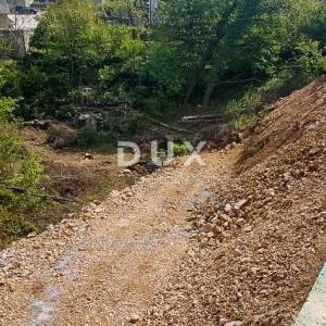 RIJEKA, VIŠKOVO – građevinsko zemljište od 2389m2 s mogućnošću gradnje 6 stanova u centru Viškova