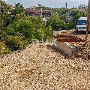 RIJEKA, VIŠKOVO – građevinsko zemljište od 2389m2 s mogućnošću gradnje 6 stanova u centru Viškova