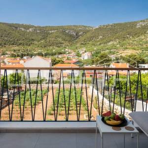 Rijetka prilika stana u Komiži - moderna oaza u urbanoj vili