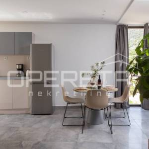 Rijetka prilika stana u Komiži - moderna oaza u urbanoj vili