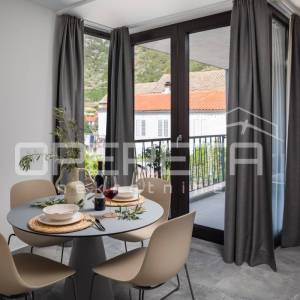 Rijetka prilika stana u Komiži - moderna oaza u urbanoj vili