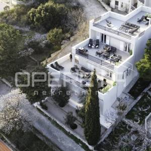 Rogoznica- kuća s 3 odvojena stana u blizini mora