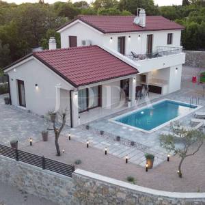 Samostojeća kuća s bazenom na mirnoj lokaciji