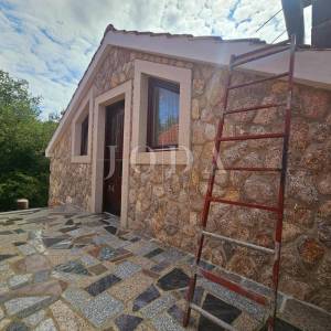 Samostojeća kuća s dva stana blizu Malinske