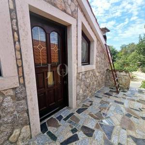 Samostojeća kuća s dva stana blizu Malinske