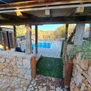 Samostojeća kuća s grijanim bazenom, okolica Dobrinja - otok Krk