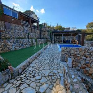 Samostojeća kuća s grijanim bazenom, okolica Dobrinja - otok Krk