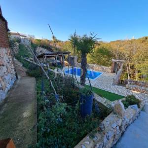 Samostojeća kuća s grijanim bazenom, okolica Dobrinja - otok Krk