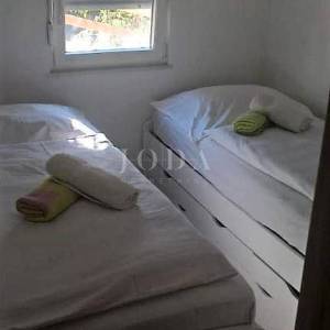 Samostojeća kuća s grijanim bazenom, okolica Dobrinja - otok Krk
