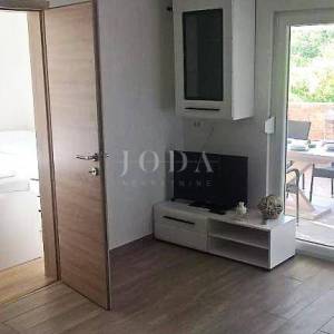 Samostojeća kuća s grijanim bazenom, okolica Dobrinja - otok Krk