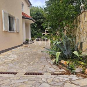 Samostojeća kuća s tri stana, pogled more - Malinska