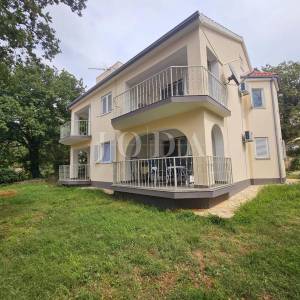 Samostojeća kuća s tri stana, pogled more - Malinska