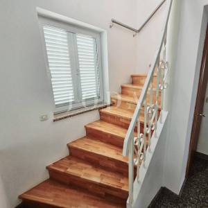 Samostojeća kuća s tri stana, pogled more - Malinska
