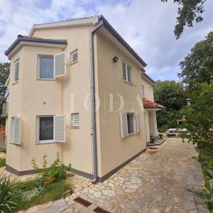 Samostojeća kuća s tri stana, pogled more - Malinska