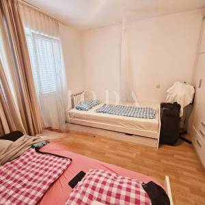 Samostojeća kuća s tri stana, pogled more - Malinska