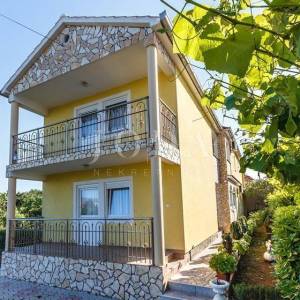 Samostojeća kuća s uređenom okućnicom i pogledom na more