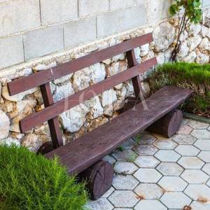 Samostojeća kuća s uređenom okućnicom i pogledom na more