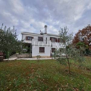 Samostojeća kuća s velikom okućnicom - Njivice, otok Krk