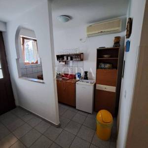 Samostojeća kuća s velikom okućnicom - Njivice, otok Krk