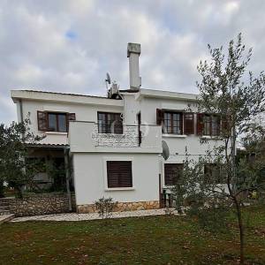 Samostojeća kuća s velikom okućnicom - Njivice, otok Krk