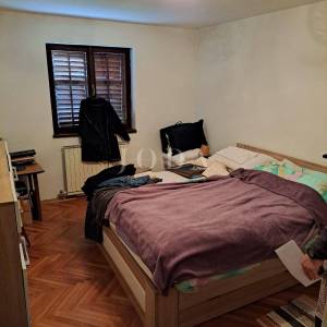 Samostojeća kuća s velikom okućnicom - Njivice, otok Krk