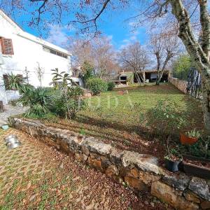 Samostojeća kuća s velikom okućnicom - Njivice, otok Krk