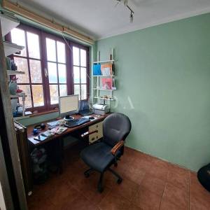 Samostojeća kuća s velikom okućnicom - Njivice, otok Krk