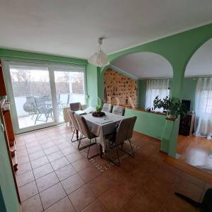 Samostojeća kuća s velikom okućnicom - Njivice, otok Krk