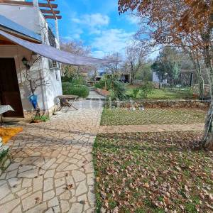 Samostojeća kuća s velikom okućnicom - Njivice, otok Krk