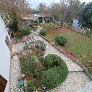 Samostojeća kuća s velikom okućnicom - Njivice, otok Krk