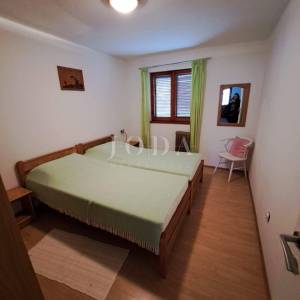 Samostojeća kuća s velikom okućnicom - Njivice, otok Krk