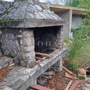 Samostojeća kuća s velikom okućnicom - Njivice, otok Krk