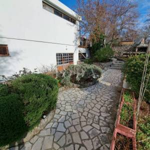 Samostojeća kuća s velikom okućnicom - Njivice, otok Krk
