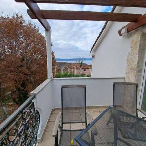 Samostojeća kuća s velikom okućnicom - Njivice, otok Krk